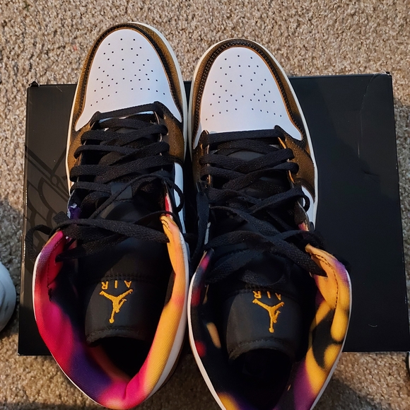 Jordan 1 Mid SE Black and White Sneakers - Picture 5 of 7